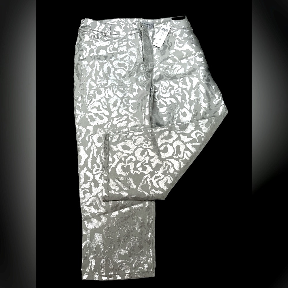 New with tags Chico's Platinum Denim Silver Cheetah Crop pants Size 3 (16)